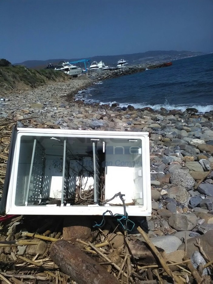 I rifiuti in zona Capo Verde a Bussana