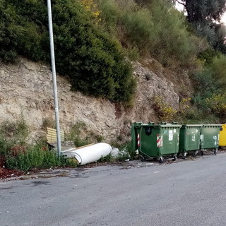 Ventimiglia: discarica abusiva di 'ingombranti' in via alle Ville, la denuncia e le foto di un lettore