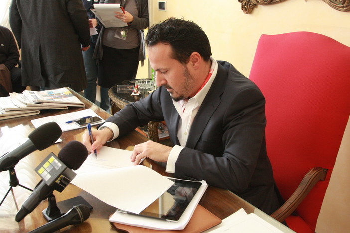 La firma delle dimissioni del sindaco Zoccarato La firma delle dimissioni del sindaco Zoccarato