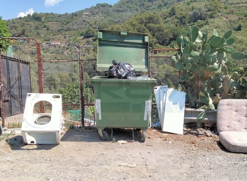Ventimiglia: discarica abusiva di fronte a casa, famiglia costretta a spostare un frigo per uscire (Foto)