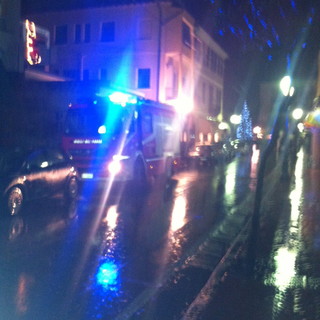 Autoscala vigili del fuoco e carabinieri sul posto.