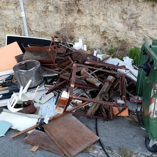 Ventimiglia: degrado e abbandono rifiuti anche oggi in via alle Ville, tornano a protestare i residenti