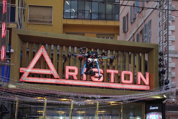 Il drone della Polizia in volo sul 'red carpet' del Festival di Sanremo, il suo occhio elettronico vigila sull'Ariston (foto e video)