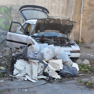 Sanremo: rifiuti, degrado ed auto abbandonate nel parcheggio vicino al cimitero di Valle Armea Sanremo: rifiuti, degrado ed auto abbandonate nel parcheggio vicino al cimitero di Valle Armea