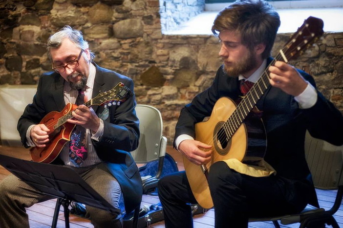 Il ‘Duo Pizzicante’ in concerto a Bajardo: Freddy Colt porta il mandolino sul colle dei druidi Il ‘Duo Pizzicante’ in concerto a Bajardo: Freddy Colt porta il mandolino sul colle dei druidi
