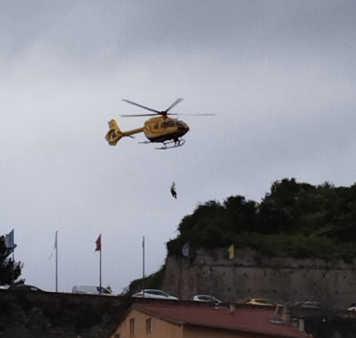 Ventimiglia: 42enne alza troppo il gomito e cade dal terrazzo, trasportata in elicottero è in gravi condizioni