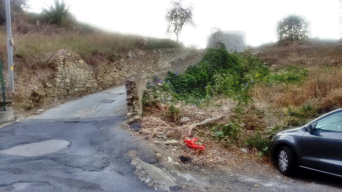 Sanremo: situazione di pericolosità in Salita Poggio, la segnalazione con foto di un lettore