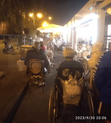 Sanremo: dehors allargati bloccano al porto una donna in sedia a rotelle, la protesta di Marcella (Foto) Sanremo: dehors allargati bloccano al porto una donna in sedia a rotelle, la protesta di Marcella (Foto)