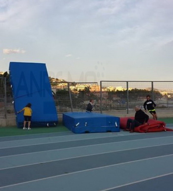 Sanremo: forte vento di ieri, danni alla pista di atletica dove è volato anche il materasso del salto in alto Sanremo: forte vento di ieri, danni alla pista di atletica dove è volato anche il materasso del salto in alto