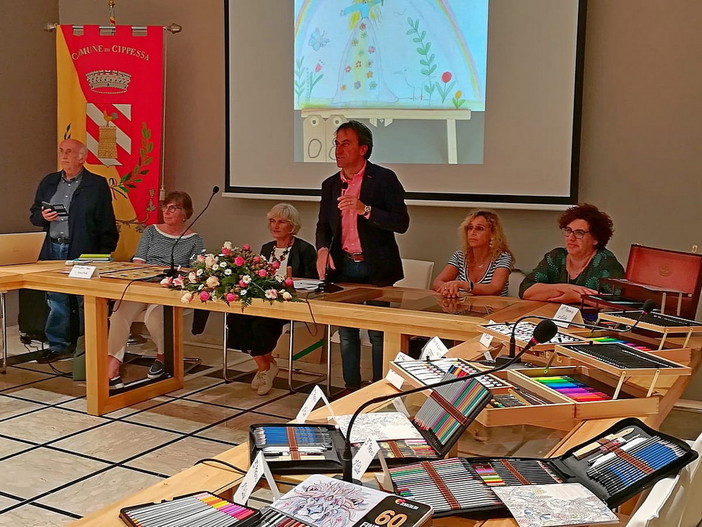 Cipressa: i disegni dei bambini del paese accanto alle opere di professionisti nella nuova sala del Comune Cipressa: i disegni dei bambini del paese accanto alle opere di professionisti nella nuova sala del Comune