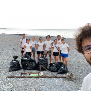 Imperia: 'Plastic Hunt 2021', i 'Delfini del Ponente' hanno ripulito la spiaggia del Parco Urbano (Foto)