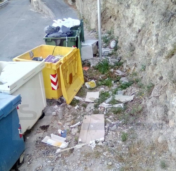 Ventimiglia: conferimento 'selvaggio' dei rifiuti, isola ecologica di 'Porta Canarda' presa d'assalto da maleducati (Foto)