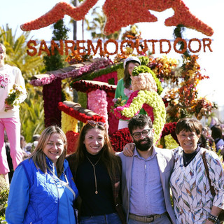 Daphnè Sanremo ha reso omaggio alla floricoltura italiana sul carro di casa al Corso fiorito