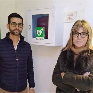 Grazie a Giovanna Ardoino un defibrillatore per la palestra comunale, Salerno: "Sensiblità e amore per il paese"