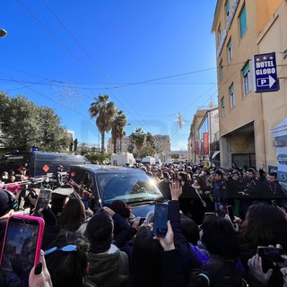 Festival di Sanremo: centro invaso dai fan di Marco Mengoni, intervengono forze dell’ordine per il problema traffico (Foto)