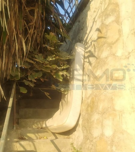 Bordighera: situazione di degrado nella zona dell'Arziglia, nuova segnalazione di un lettore (Foto) Bordighera: situazione di degrado nella zona dell'Arziglia, nuova segnalazione di un lettore (Foto)