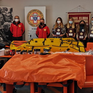 Quattro Leo club della nostra provincia donano 4.000 euro di materiale al Soccorso Alpino Quattro Leo club della nostra provincia donano 4.000 euro di materiale al Soccorso Alpino