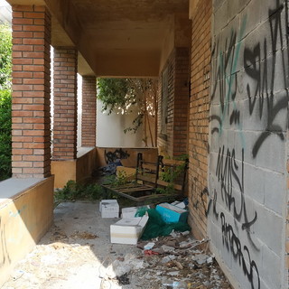 Bordighera: degrado e rifiuti di ogni genere nel vicolo dietro corso Italia, la denuncia del Consigliere Ramoino (Foto)