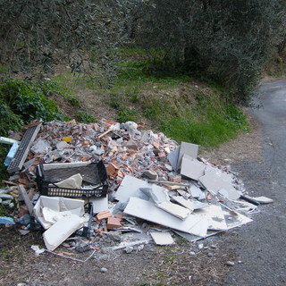 Degrado nella zona di Artallo: la mail indignata e le foto di un nostro lettore