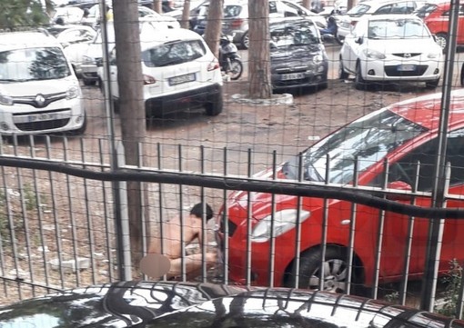 Ventimiglia: vivono in piazzale De Gasperi e girano nudi defecando in pubblico, degrado vicino ai Balzi Rossi (Foto)