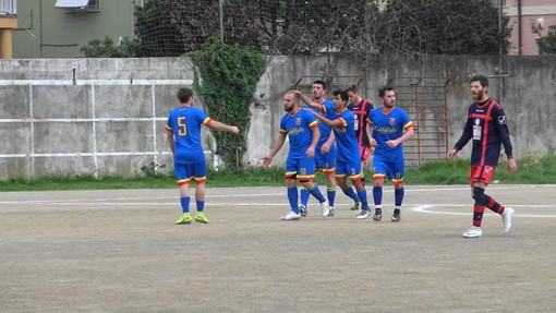 Fabio Di Mario festeggiato dai compagni dopo il primo gol al Camporosso