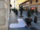 Sanremo: operazione 'brutto', divelto il cartone attorno alla statua di Mike Bongiorno in via Escoffier (Foto)