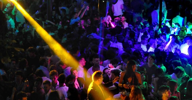 Fuochi artificiali alle 3 di notte e musica fino all’alba, a Sanremo esplode il dibattito sulla movida dell’estate 2026 Fuochi artificiali alle 3 di notte e musica fino all’alba, a Sanremo esplode il dibattito sulla movida dell’estate 2026
