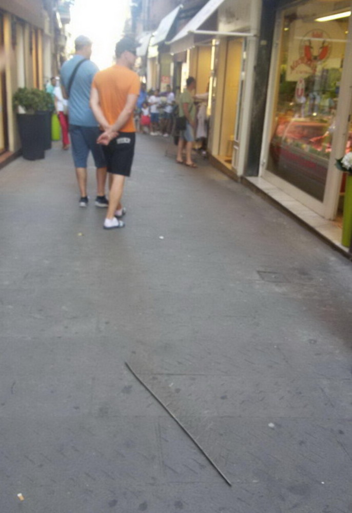 Sanremo: serie di interventi dei Vigili del Fuoco per il vento, un dissuasore per piccioni sfiora una turista