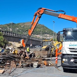 Ventimiglia: demolito dopo 30 anni il magazzino abusivo che sorgeva nella zona dell'ex dogana (Foto)