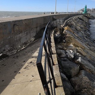 Imperia: crolla il molo lungo di Oneglia, la Capitaneria di Porto ordina la chiusura dell'area