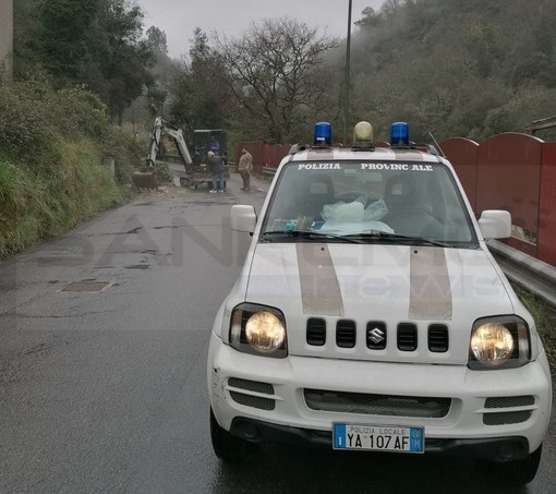 Dolceacqua: demolito stamattina un fabbricato pericolante sulla strada Provinciale 68 (Foto) Dolceacqua: demolito stamattina un fabbricato pericolante sulla strada Provinciale 68 (Foto)