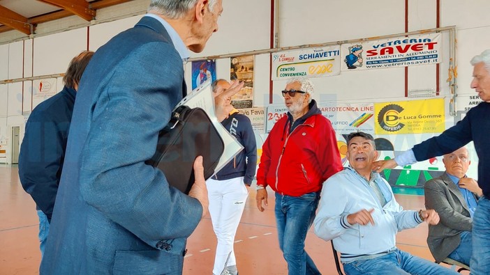 Imperia, tracciato dell’Aurelia bis a Oliveto: il comitato incontra i candidati sindaco ma Scajola diserta (foto e video) Imperia, tracciato dell’Aurelia bis a Oliveto: il comitato incontra i candidati sindaco ma Scajola diserta (foto e video)