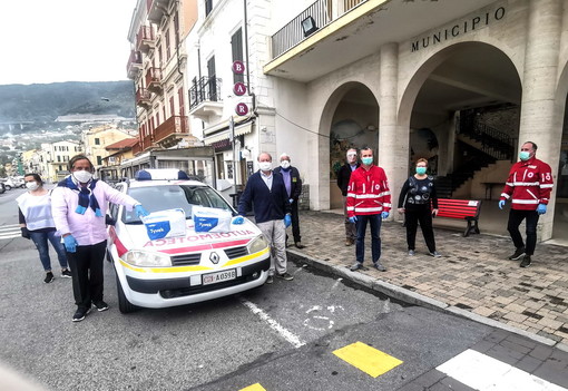 Ospedaletti: la gelateria 'Stop and go' raccoglie fondi per 200 tute sanitarie, 150 all'ospedale e 50 alla Cri (Foto) Ospedaletti: la gelateria 'Stop and go' raccoglie fondi per 200 tute sanitarie, 150 all'ospedale e 50 alla Cri (Foto)