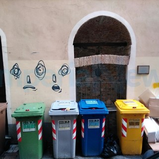 Imperia: degrado ed errato conferimento dei rifiuti in vico Costanzo, 'oscurato' anche il vecchio pozzo restaurato (Foto)