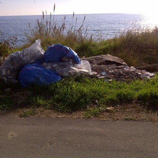 Sanremo: spazzatura post ponte del 1 maggio a Pian di Poma, la segnalazione di un lettore arrabiato