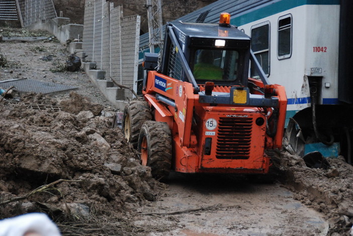Deragliamento Bordighera: portato fuori il locomotore, proseguono i lavori