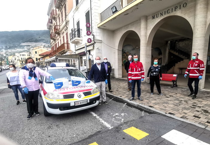Ospedaletti: la gelateria 'Stop and go' raccoglie fondi per 200 tute sanitarie, 150 all'ospedale e 50 alla Cri (Foto) Ospedaletti: la gelateria 'Stop and go' raccoglie fondi per 200 tute sanitarie, 150 all'ospedale e 50 alla Cri (Foto)