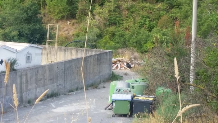 Dolcedo: discarica abusiva vicino al cimitero, la segnalazione e le foto di un nostro lettore Dolcedo: discarica abusiva vicino al cimitero, la segnalazione e le foto di un nostro lettore