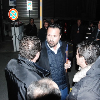 Il Sindaco Zoccarato ieri sera a colloquio con i dipendenti della Aimeri. Il Sindaco Zoccarato ieri sera a colloquio con i dipendenti della Aimeri.