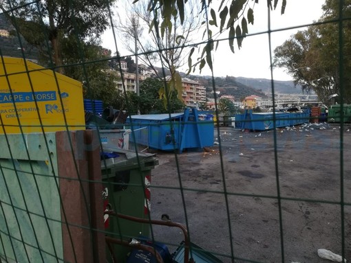 Imperia: degrado al centro di conferimento rifiuti sull'argine sinistro, la denuncia "Topi e gabbiani" (Foto) Imperia: degrado al centro di conferimento rifiuti sull'argine sinistro, la denuncia "Topi e gabbiani" (Foto)