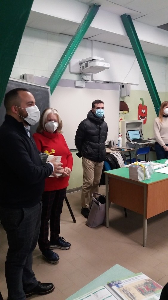 Due libri di Andrea Franzoso regalati ai bambini delle scuole di Ospedaletti Due libri di Andrea Franzoso regalati ai bambini delle scuole di Ospedaletti