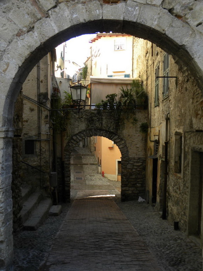 Sanremo: spaccio nella Pigna in pieno giorno davanti ai turisti. Lo sfogo di una lettrice Sanremo: spaccio nella Pigna in pieno giorno davanti ai turisti. Lo sfogo di una lettrice
