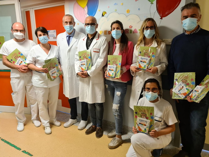 Imperia: Polizia e Carabinieri insieme per gli auguri di Pasqua ai bambini ricoverati in Pediatria (Foto) Imperia: Polizia e Carabinieri insieme per gli auguri di Pasqua ai bambini ricoverati in Pediatria (Foto)