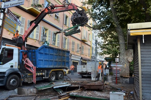 Sanremo: se ne va un altro pezzo di storia matuziana, stamane rimossa l'edicola di piazza Eroi Sanremesi Sanremo: se ne va un altro pezzo di storia matuziana, stamane rimossa l'edicola di piazza Eroi Sanremesi