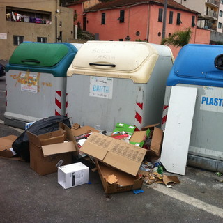 Un flop l'esperimento "ronde" dei vigili in borghese a Imperia, isole ecologiche trasformate in discariche abusive. Le foto
