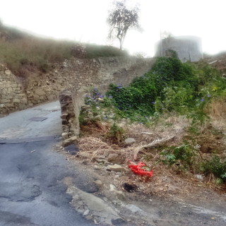 Sanremo: situazione di pericolosità in Salita Poggio, la segnalazione con foto di un lettore Sanremo: situazione di pericolosità in Salita Poggio, la segnalazione con foto di un lettore