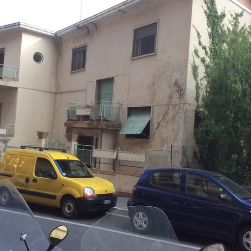 Sanremo: degrado in via Martiri della Libertà al civico 349, la segnalazione con foto di un lettore