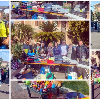 Imperia, volontari in piazza Roma più giocattoli e meno bombe per dare un sorriso ai bambini (Foto e Video)