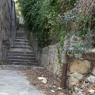 Sanremo: scalinata tra via Hope e corso Imperatrice in situazione di degrado (Foto) Sanremo: scalinata tra via Hope e corso Imperatrice in situazione di degrado (Foto)