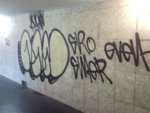 Scritte e degredo nei sottopassi di Imperia: foto e mail di un nostro lettore Scritte e degredo nei sottopassi di Imperia: foto e mail di un nostro lettore